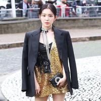 Irene Red Velvet tampil mencuri atensi saat hadir di Paris Fashion Week tahun lalu untuk acara Miu Miu. Gaya pribadi Irene Red Velvet sendiri sangat kontras dengan stagewear-nya. Untuk lagu-lagu Red Velvet, busana Irene kerap mencolok. Tetapi dalam kehidupan yang sebenarnya, dia cukup simpel dengan atasan off-shoulder coquette, gaun halus, dan banyak blazer serta jeans yang nyaman. Foto: dok. ist