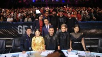 Pose bagahagia Maia dan Ahmad Dhani bersama anak-anak dan juri-juri Indonesian Idol tertangkap kamera awak media.  Foto: Noel/ detikHOT
