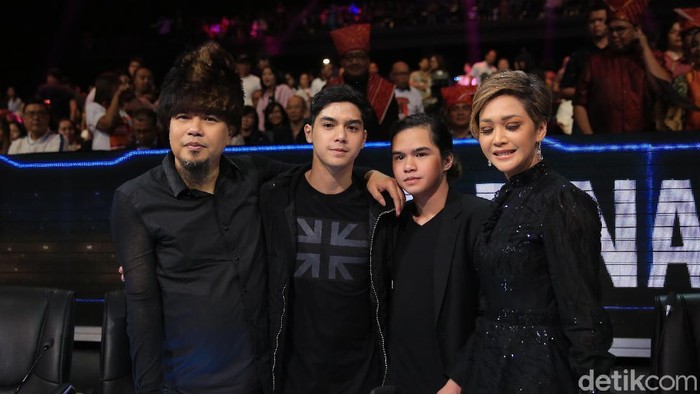 Maia Estianty dan Ahmad Dhani Sepanggung di Indonesian Idol