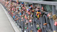 Traveler dapat melihat ratusan bahkan ribuan gembok yang dipasang pada besi penyangga jembatan di bagian sisi dan kanannya.