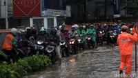 Sejumlah kendaraan roda dua tampak melintasi trotoar guna menghindari banjir di Jalan Perjuangan, Kebon Jeruk, Jakarta Barat, Selasa (25/2/2020).