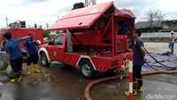 Damkar pun tampak sudah berada di sekitar lokasi untuk melakukan penyedotan air dengan 1 pompa mobile dan 1 mobil damkar juga tampak dikerahkan.