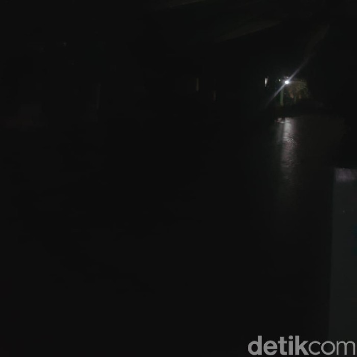 Situasi kawasan Rawalumbu, Bekasi, pukul 05.10 WIB, listrik mati saat banjir 25 Februari 2020. (Hestiana Dharmastuti/detikcom)