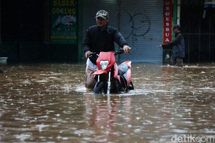 Hujan deras sejak semalem mengakibatkan Perumahan Pondok Gede Permai, Kota Bekasi, kembali dilanda banjir, Selasa (25/2/2020).