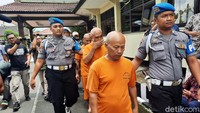Mereka dihadirkan dalam jumpa pers dengan memakai kaos tahanan.