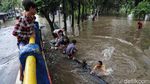Melihat Keseruan Anak-anak Bermain Banjir