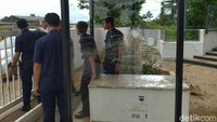 Warga menggeruduk mal dan menuding mall tersebut sebagai penyebab banjir.