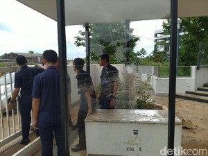 Polisi Olah TKP AEON Mall JGC Cakung