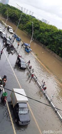 Akses jalan di kolong tol Cempaka Putih banjir.