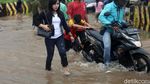 Mobil Mogok Akibat Terobos Banjir di Kolong Tol JORR Kalimalang