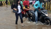 Selain mobil, banyak juga motor yang mogok akibat menerobos banjir.