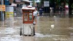 Semangat Para Pedagang Memburu Cuan di Tengah Banjir