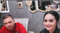 Bersama sang diva yang kini menjadi istrinya, Raul asyik menikmati momen makan siang. Kali ini Raul dan KD asyik menyantap menu lobster. Yummy!Foto: Instagram @raullemos06