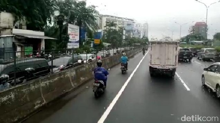 Pengendara sepeda motor masuk ke Tol Kebon Jeruk.