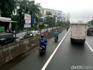 Jalan Arjuna Utara Jakbar Macet, Pengendara Motor Masuk Tol Kebon Jeruk