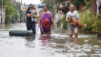 Banjir di kawasan tersebut bahkan mencapai lutut orang dewasa.