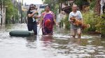 Banjir di BSK Bekasi, Warga Evakuasi Bayi Hingga Hewan Peliharaan