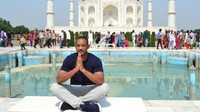 Will Smith melancong ke Taj Mahal pada 10 Oktober 2018. Banyak orang tidak tahu kalau Taj Mahal adalah musoleum yang dibangun untuk seseorang. Kaisar Shah Jahan, yang amat gundah dengan kematian istrinya, Mumtaz Mahal, mempersembahkan 22 tahun hidupnya untuk membangun Taj Mahal sebagai tempat bersemayamnya. (AFP/PAWAN SHARMA)