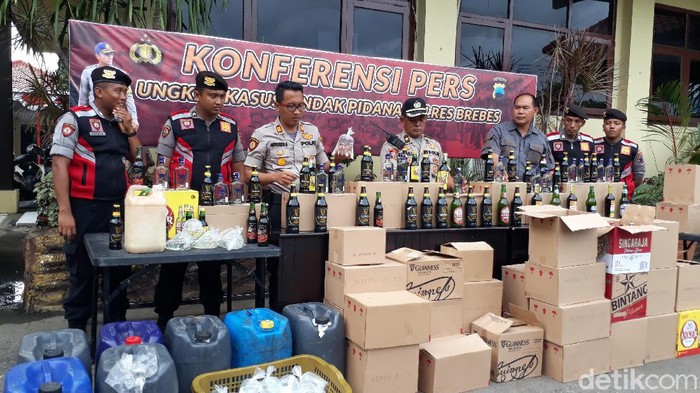 Polres Brebes sita ribuan botol miras dan ratusan liter ciu, Selasa (25/2/2020).
