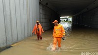 Selain Underpass Senen, Underpass Gandhi di Kemayoran, Jakarta turut terendam banjir akibat hujan di wilayah Jakarta tersebut.