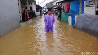 Permukiman itu terendam banjir akibat hujan yang mengguyur kawasan Jabodetabek sejak Senin malam.