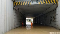 Pantauan detikcom, Selasa (25/2/2020) sekitar pukul 11.05 WIB, tinggi air sekitar 1 meter. Banjir ini menggenangi seluruh jalan di Underpass Senen.