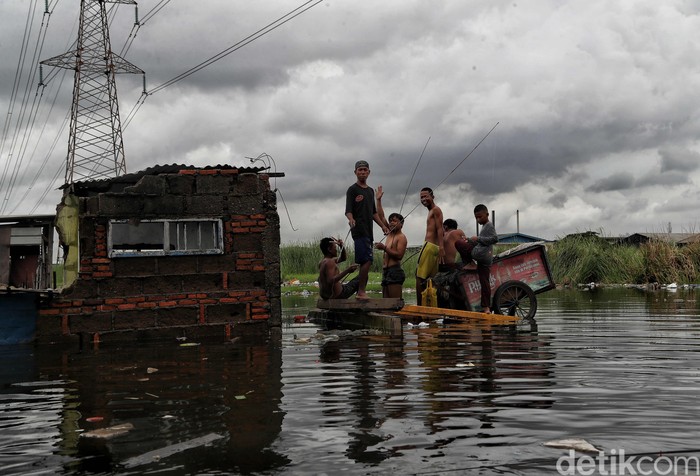 Kawasan Kampung Kandang, Semper Barat, Jakut, turut terdampak banjir ibu kota. Warga di sana pun menanti bantuan mengingat kondisi genangan air yang tinggi.