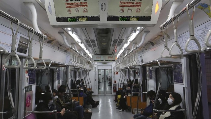 Wabah Virus Corona di Korsel Makin Mengila Electric screens about precautions against the illness COVID-19 are seen in a subway train in Seoul, South Korea, Sunday, Feb. 23, 2020. South Korea's president said Sunday that he was putting his country on its highest alert for infectious diseases and ordered officials to take