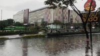Sekolah di kawasan itu juga diliburkan. Akses jalan ke Mal Grand Galaxy Park juga terputus. 