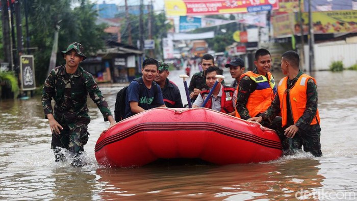 Perumahan Jatibening Permai, Pondok Gede, Kota Bekasi, diterjang banjir akibat hujan semalaman. Warga pun mulai dievakuasi oleh TNI, Selasa (25/2/2020).