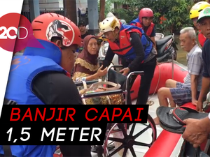 Lansia Dievakuasi dari Lokasi Banjir di Perumnas 1 Bekasi