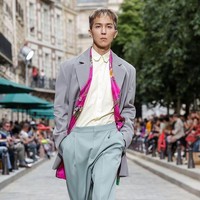  Baik di Korea hingga seluruh dunia, Mino Winner tak diragukan lagi karena dikena dengan gayanya yang luar biasa. Ia tampil mencuri atensi dan terlihat sempurna dengan berbagai gayanya mulai dari streetwear hingga setelan jas. Mino pun pernah diundang ke pekan mode oleh beberapa merek dan bahkan berjalan di catwalk acara Louis Vuitton. Foto: dok. ist