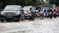 Banjir ini juga mengakibatkan penumpukan kendaraan di jalan tersebut.