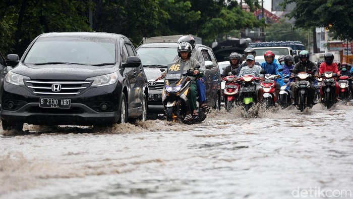 Drainase yang buruk dan hujan deras yang terus mengguyur wilayah Kota Bekasi dan sekitarnya, mengakibatkan Jalan Siliwangi Raya, Kota Bekasi, terendam banjir, Selasa (25/2/2020).