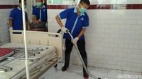 Humas RSUD Kraton, Kota Pekalongan Ikhwan Teguh saat ditemui detikcom mengatakan, masih fokus untuk bersih-bersih usai banjir. Sejumlah pasien pun belum dikembalikan ke rungan.