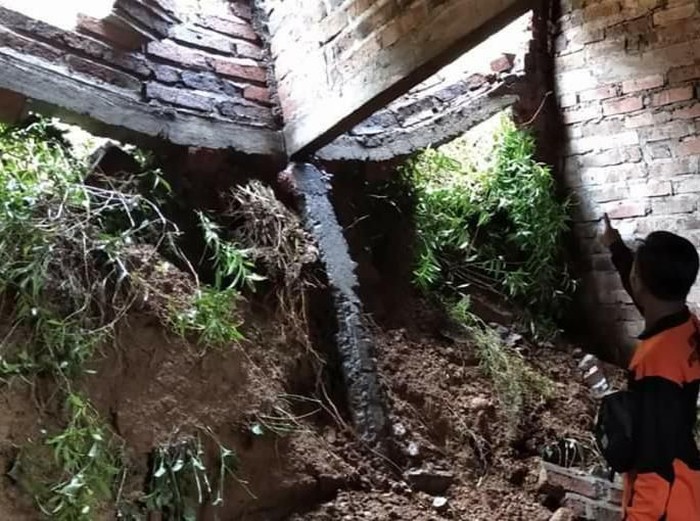 Hujan intensitas sedang selama tiga jam di Trenggalek menyebabkan tanah longsor di dua titik. Satu di antaranya menimpa rumah warga.