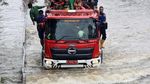 Mobil Pemadam Angkut Warga Seberangi Banjir di Kebon Jeruk