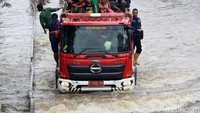 Banjir yang cukup tinggi memutus arus lalu lintas di jalan yang menghubungkan Kebon Jeruk dan Daan Mogot.