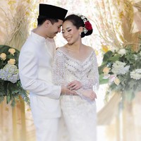 Untuk akad pernikahan, Abel tampil anggun dengan busana rancangan Asky Febrianti. Kali ini riasannya pun tampak lebih soft dengan pemilihan lipstik bernuansa pink yang glossy. Foto: Instagram @abellyc, @thepotomoto