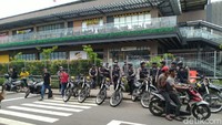 Sementara sejumlah aparat polisi masih disiagakan di lokasi. 