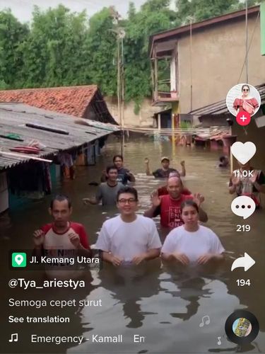 Banjir Sampai Perut, Tya Ariestya dan Warga Kemang Main TikTok
