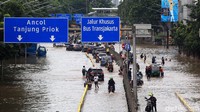Akibatnya jalan menjadi terputus.