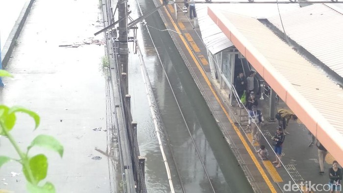 Salah satu jalur kereta di Stasiun Tanah Abang terendam banjir (Arief Ikhsanudin/detikcom)
