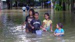 Keceriaan Anak-anak Cipinang Kala Main di Tengah Banjir