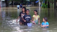 Meski area tempat tinggal mereka terendam banjir, anak-anak di sekitar kawasan perumahan Cipinang Indah itu tampak asyik bermain air dan berenang di kawasan yang terendam banjir tersebut.