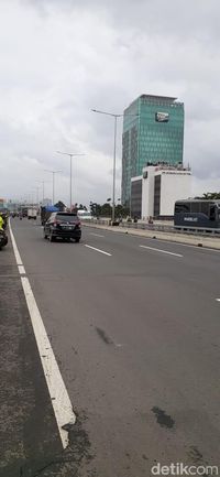 Motor masuk tol di Cempaka Putih karena di bawah tol banjir. 