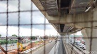 Ruas tol Cikampek yang mengarah ke Jakarta terlihat sepi Karena kendaraan terhambat banjir di KM 19.