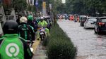 Pemotor Terobos Trotoar Imbas Banjir di Kebon Jeruk