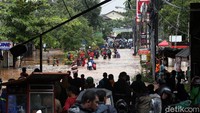 Hujan deras yang mengguyur wilayah Jabodetabek membuat sejumlah kawasan terendam banjir.