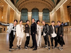 Bersejarah! BTS Nyanyikan ON di Grand Central Terminal New York